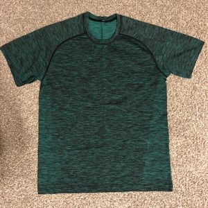Green and black men’s metal vent tech tee